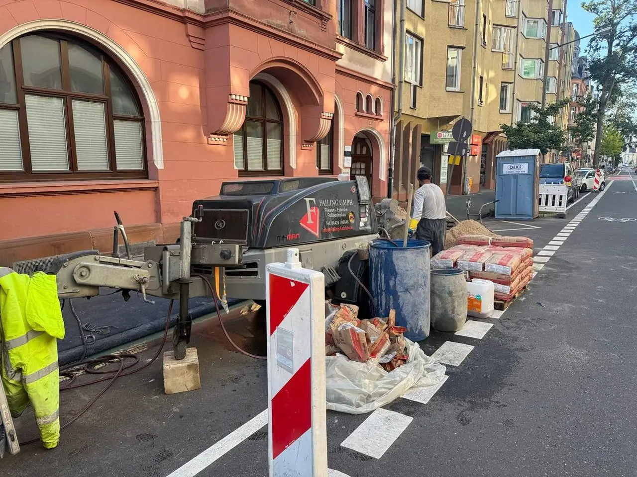 Estricharbeiten an einer innerstädtischen Baustelle