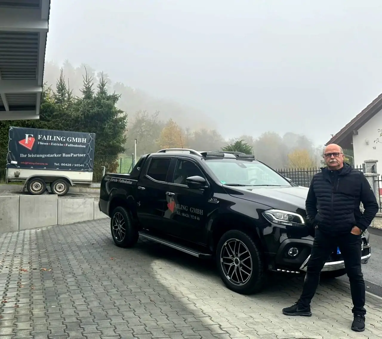 Michael Failing vor dem Betriebssitz in Lohra