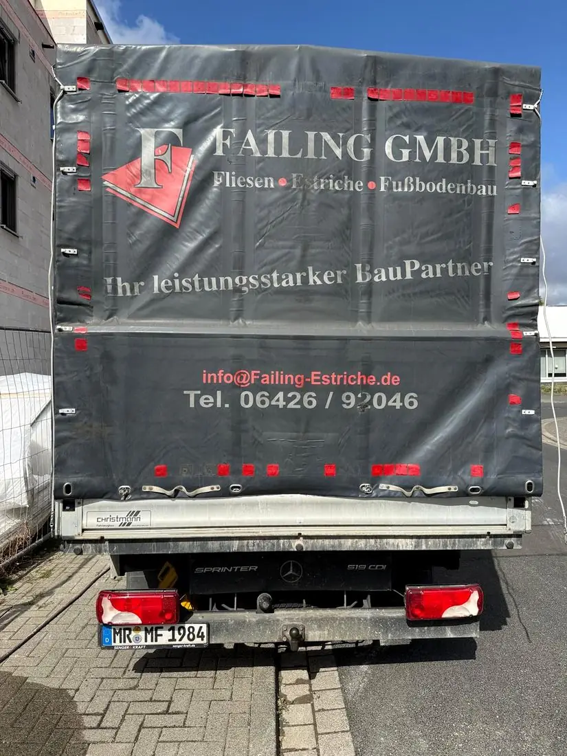 Firmenfahrzeug der Failing GmbH mit Plane „Ihr leistungsstarker BauPartner“